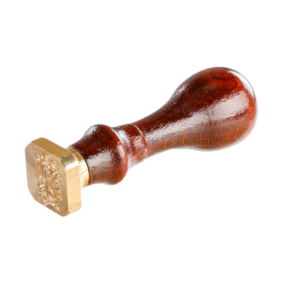 Sceau carré avec manche en bois vernis, lettre N enluminée
