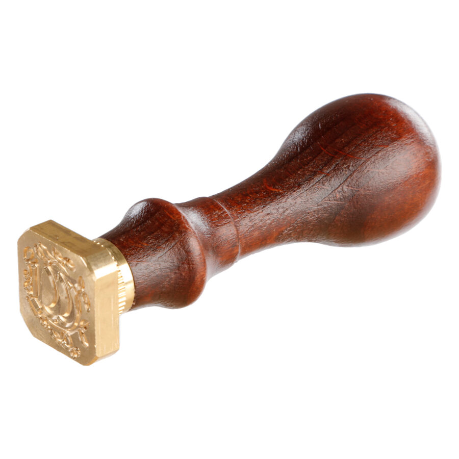 Sceau carré avec manche en bois vernis, lettre W enluminée