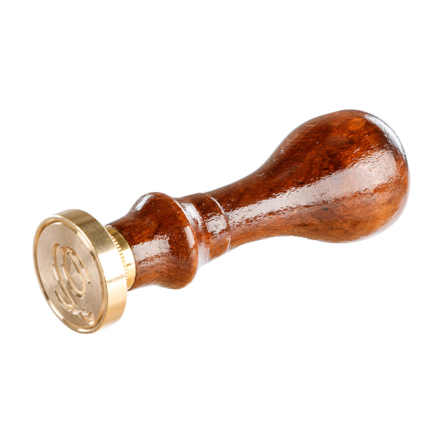 Sceau rond avec manche en bois vernis, lettre Q en alphabet anglaise