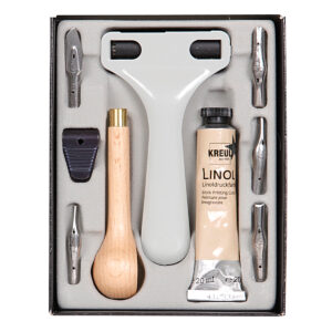 Coffret d'initiation à la linogravure comprenant un manche en bois, 5 gouges, un tube de peinture, une palette, une plaque de linoléum A6, un extracteur de gouge et un rouleau