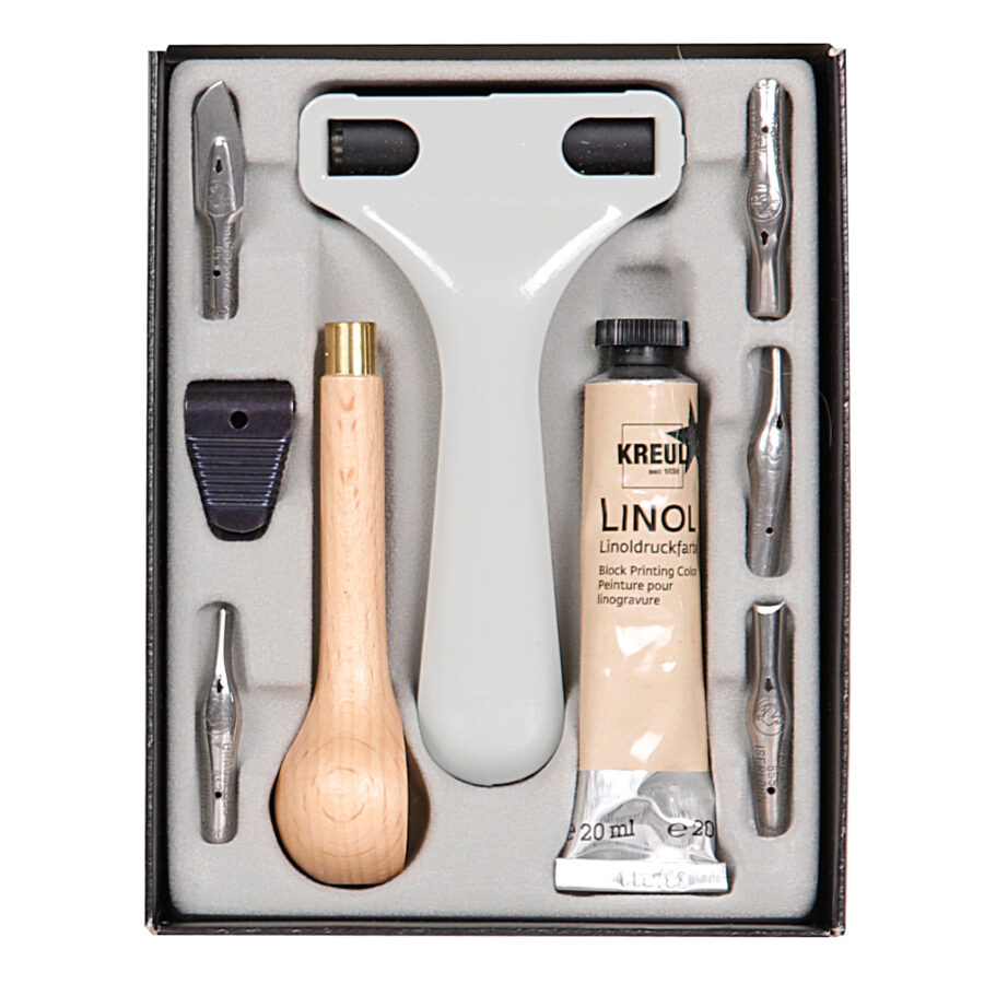 Coffret d’initiation à la linogravure comprenant un manche en bois, 5 gouges, un tube de peinture, une palette, une plaque de linoléum A6, un extracteur de gouge et un rouleau